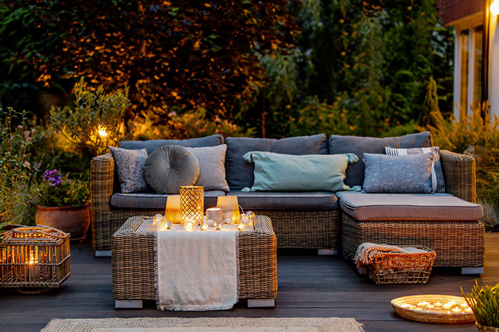 L'éclairage de terrasse crée une ambiance chaleureuse et conviviale