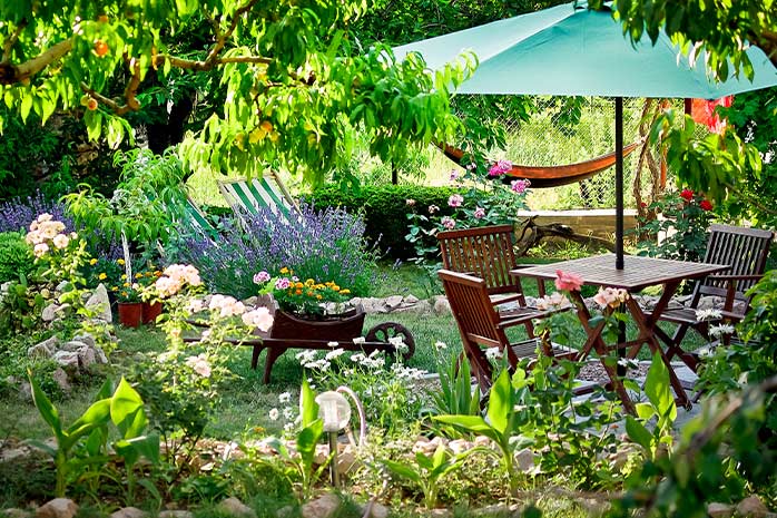 Un jardin de campagne se distingue par sa végétation luxuriante